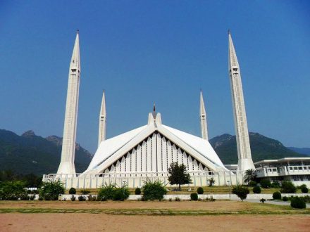 A_view_of_Shah_Faisal_Mosque_from_adjoing_yard.