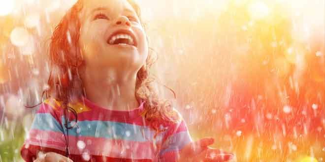 Barish main bachi enjoy kerte hue