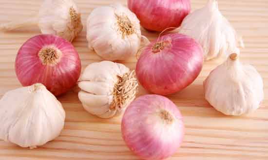 Garlic and Onion Natural Ways to Lighten Dark Knees and Elbows At Home