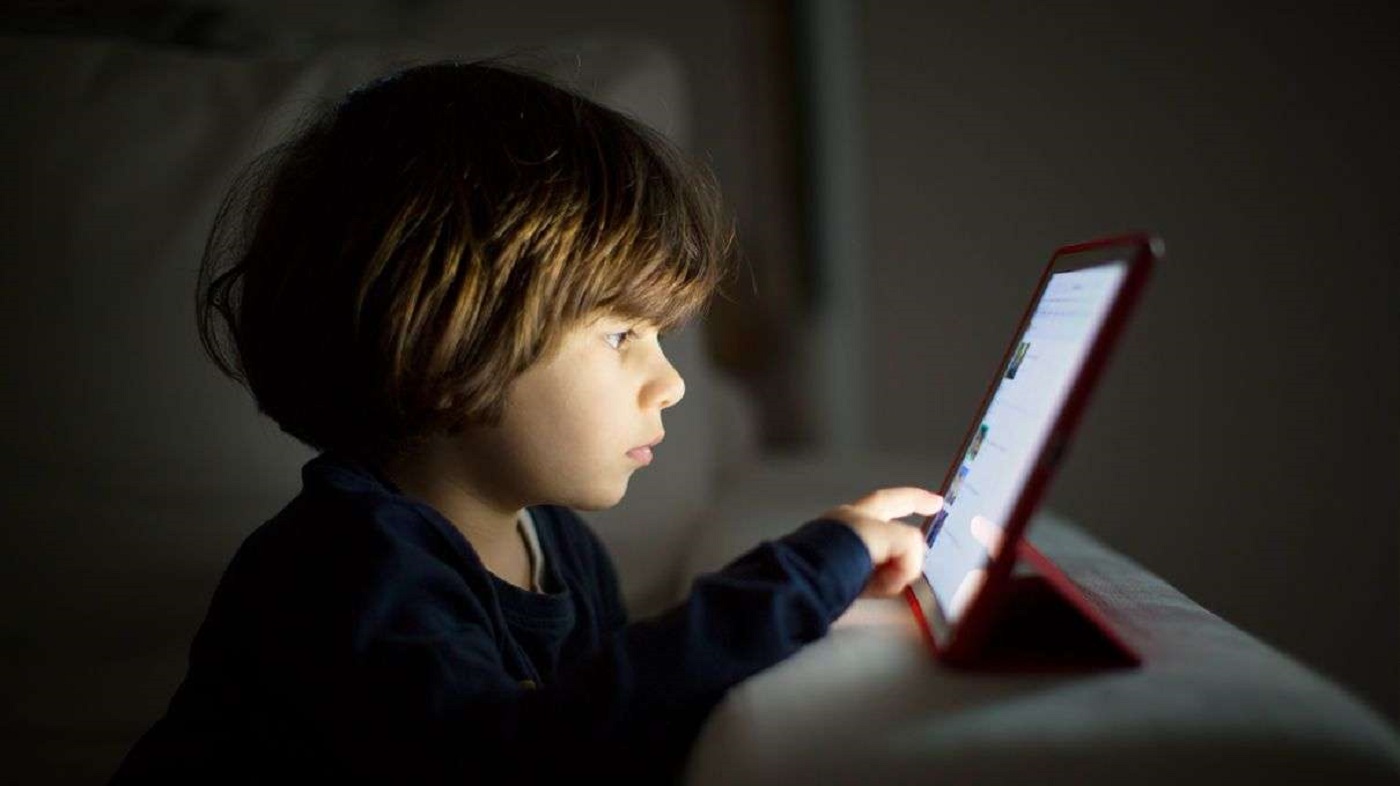 How Abuse of Screen Time Affects Our EyesHTV